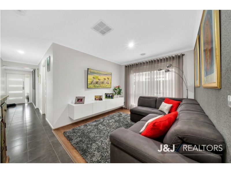 8 Sutton Rise, Cranbourne North VIC 3977