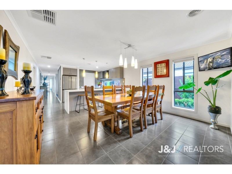 8 Sutton Rise, Cranbourne North VIC 3977
