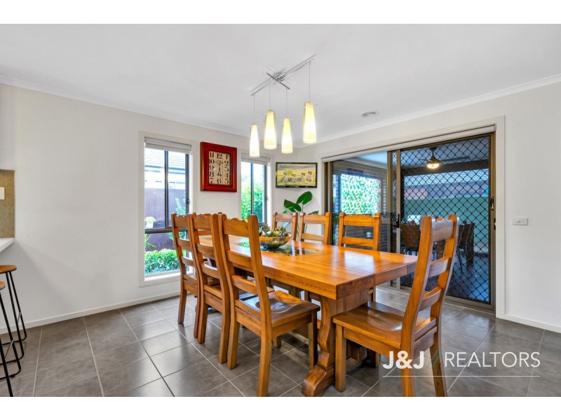 8 Sutton Rise, Cranbourne North VIC 3977