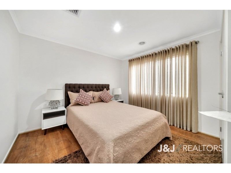 8 Sutton Rise, Cranbourne North VIC 3977