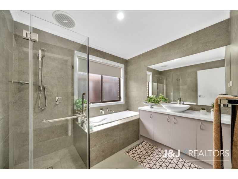 8 Sutton Rise, Cranbourne North VIC 3977
