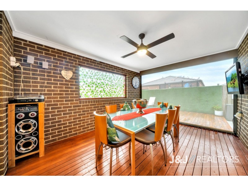 8 Sutton Rise, Cranbourne North VIC 3977
