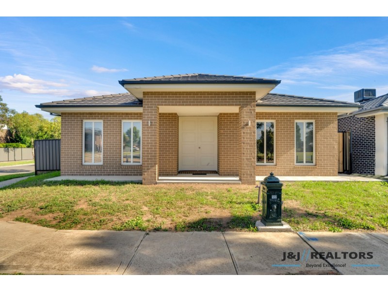 122 Heather Grove, Clyde North VIC 3978