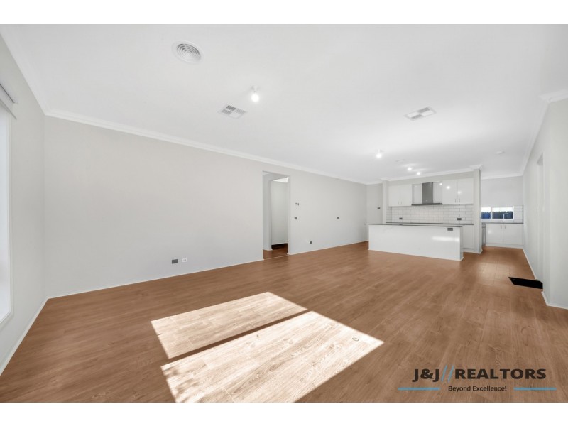 122 Heather Grove, Clyde North VIC 3978