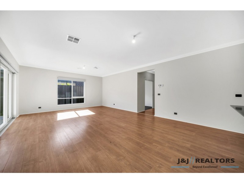 122 Heather Grove, Clyde North VIC 3978