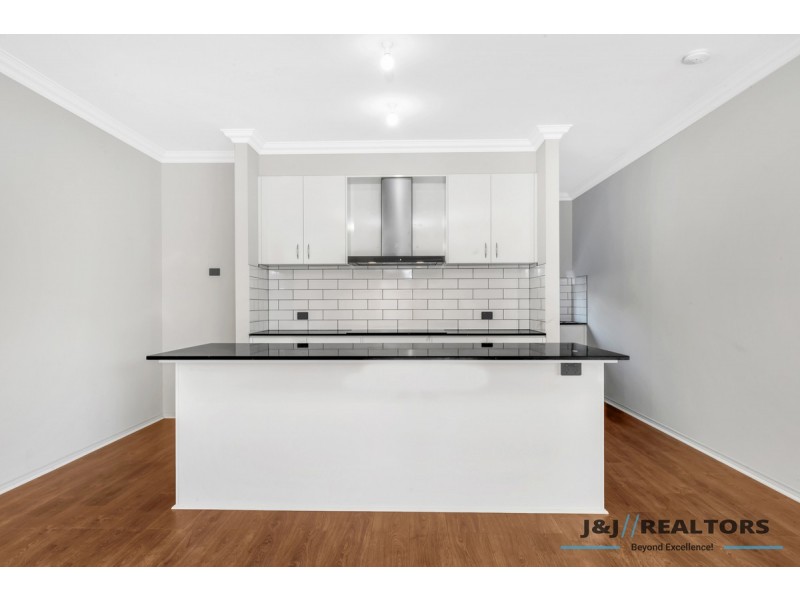 122 Heather Grove, Clyde North VIC 3978