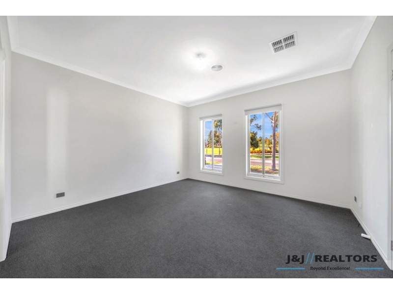 122 Heather Grove, Clyde North VIC 3978