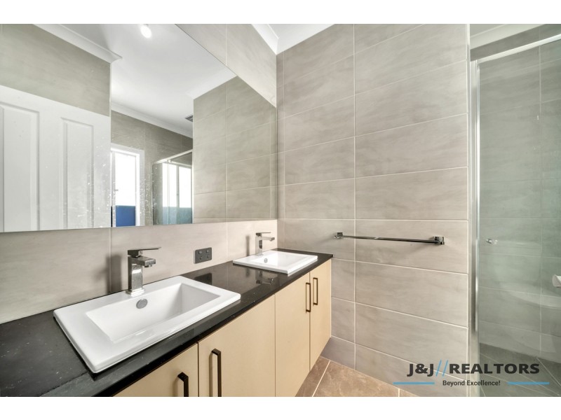 122 Heather Grove, Clyde North VIC 3978