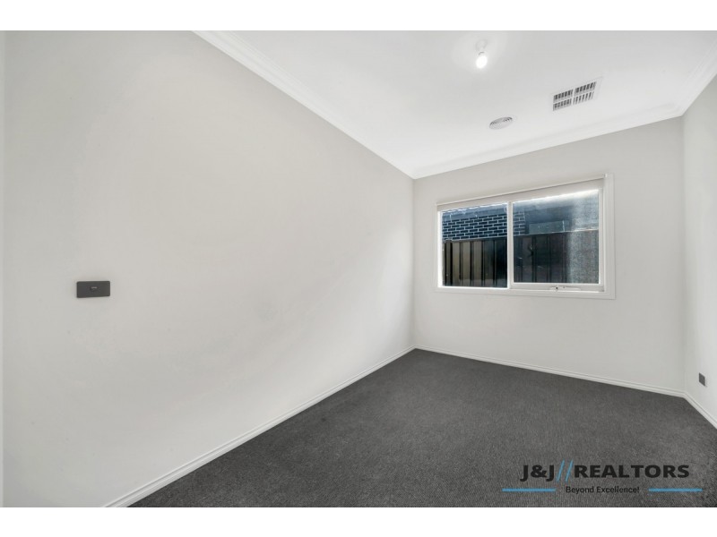 122 Heather Grove, Clyde North VIC 3978