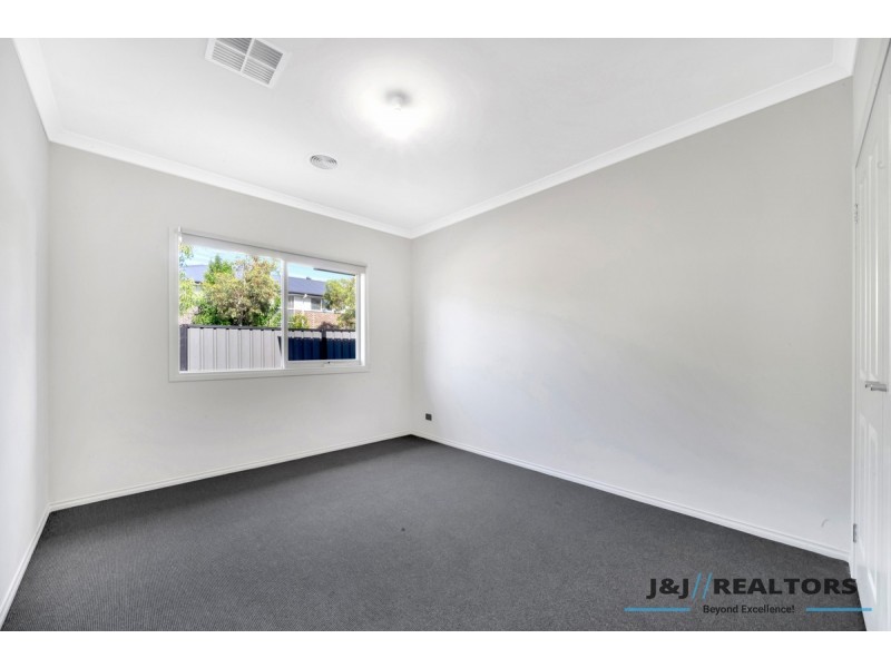 122 Heather Grove, Clyde North VIC 3978