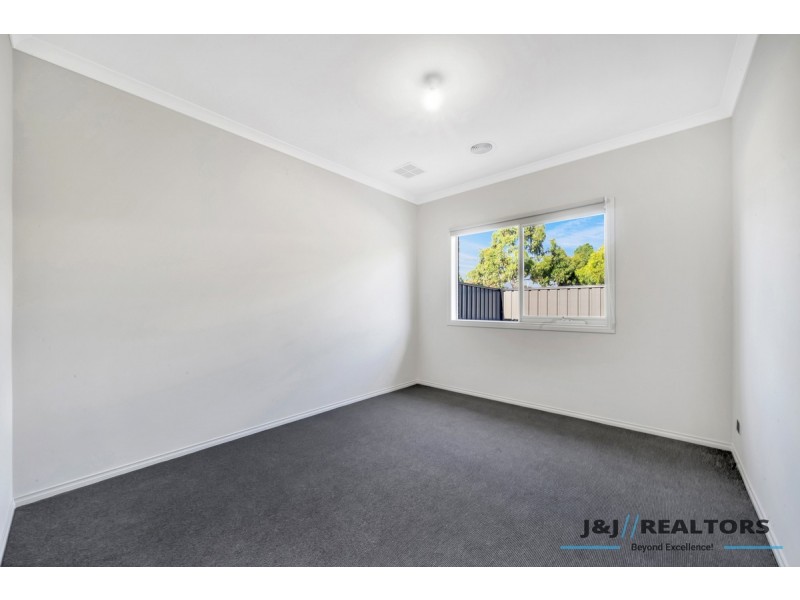 122 Heather Grove, Clyde North VIC 3978