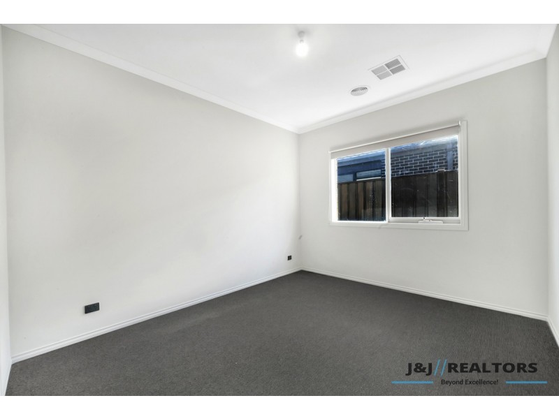 122 Heather Grove, Clyde North VIC 3978