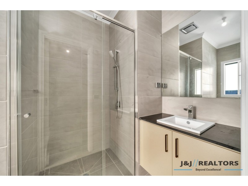 122 Heather Grove, Clyde North VIC 3978