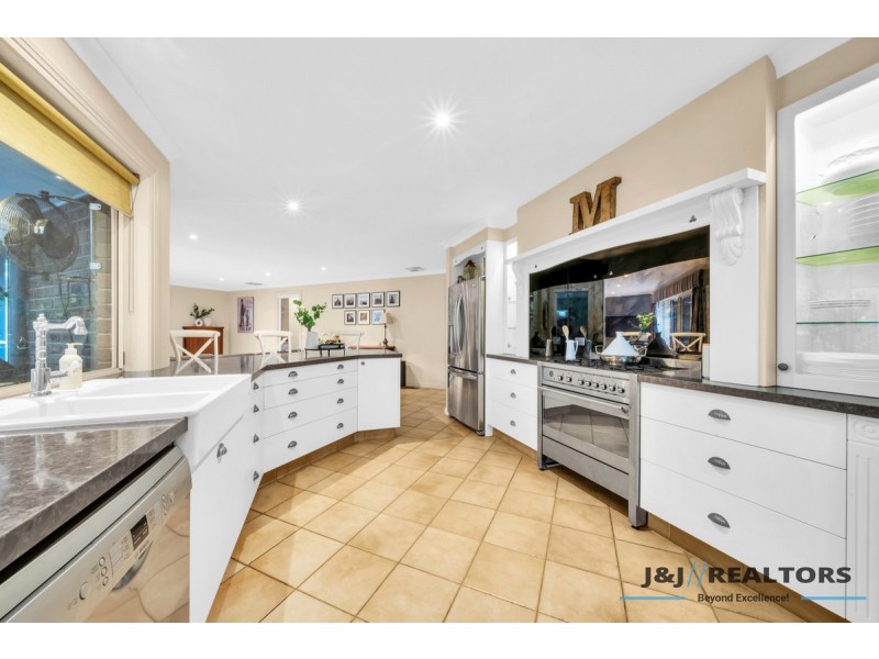 8 Emerson Court, Berwick VIC 3806