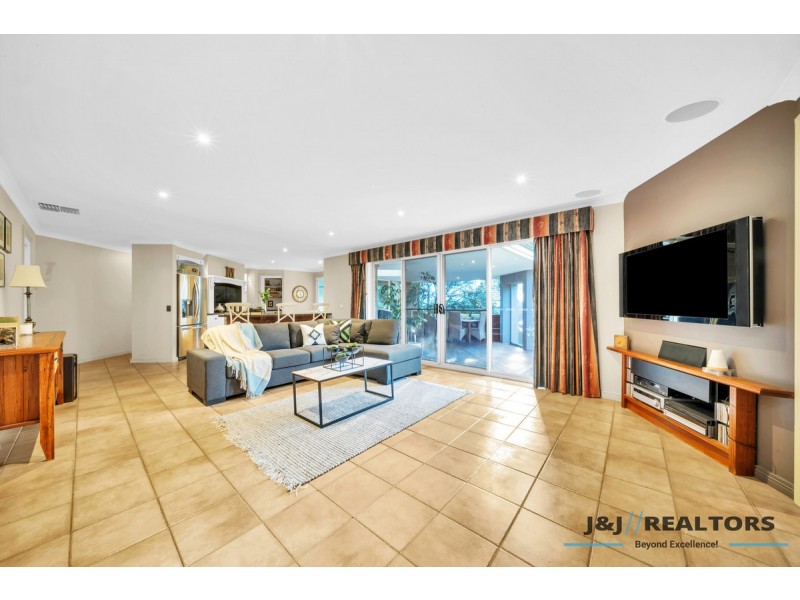 8 Emerson Court, Berwick VIC 3806