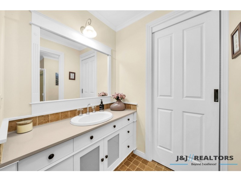 8 Emerson Court, Berwick VIC 3806