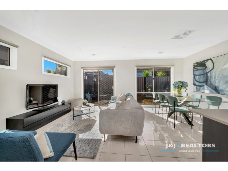 32 Wilkiea Crsecent, Cranbourne North VIC 3977