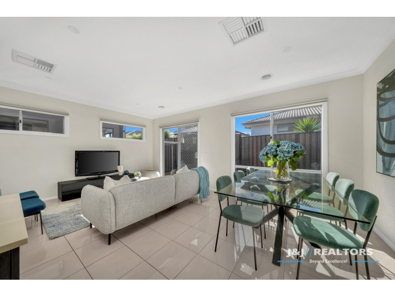 32 Wilkiea Crsecent, Cranbourne North VIC 3977