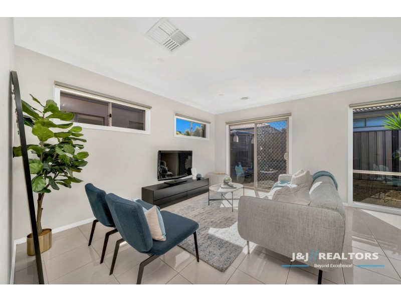 32 Wilkiea Crsecent, Cranbourne North VIC 3977