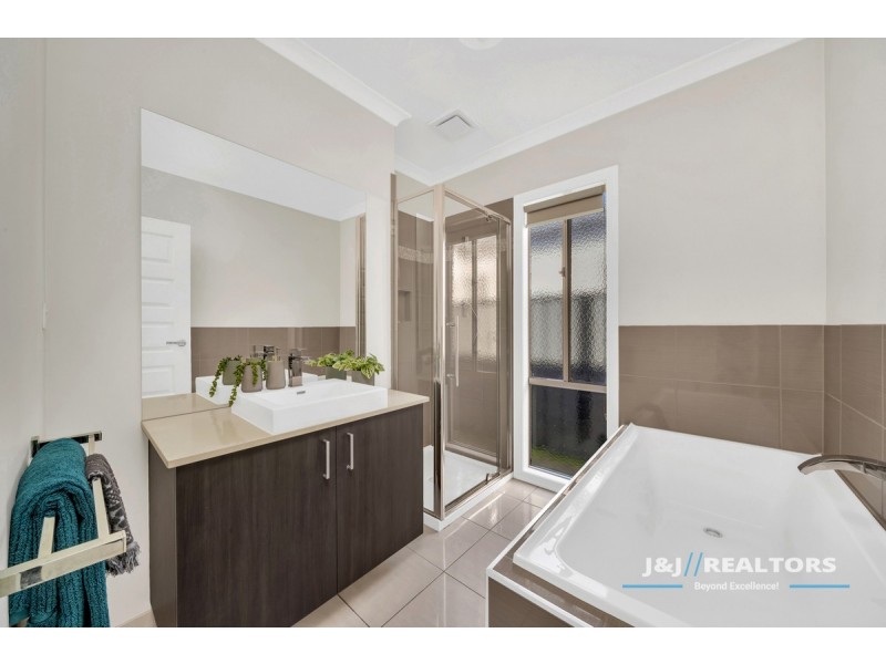 32 Wilkiea Crsecent, Cranbourne North VIC 3977