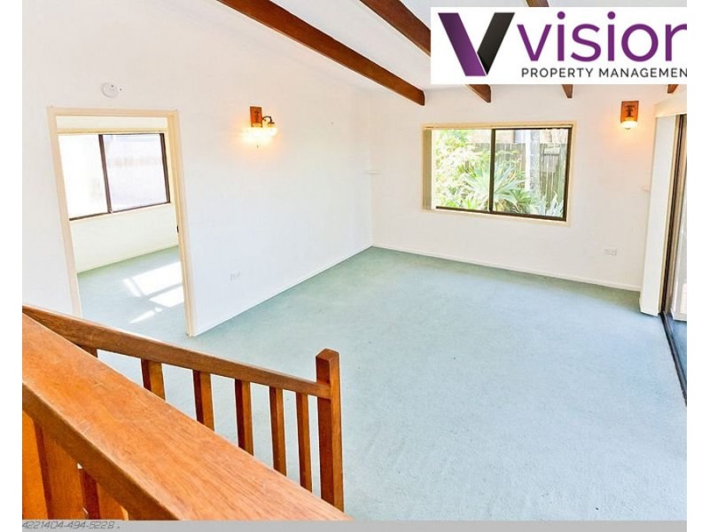 8 Crescent Street, Urangan QLD 4655