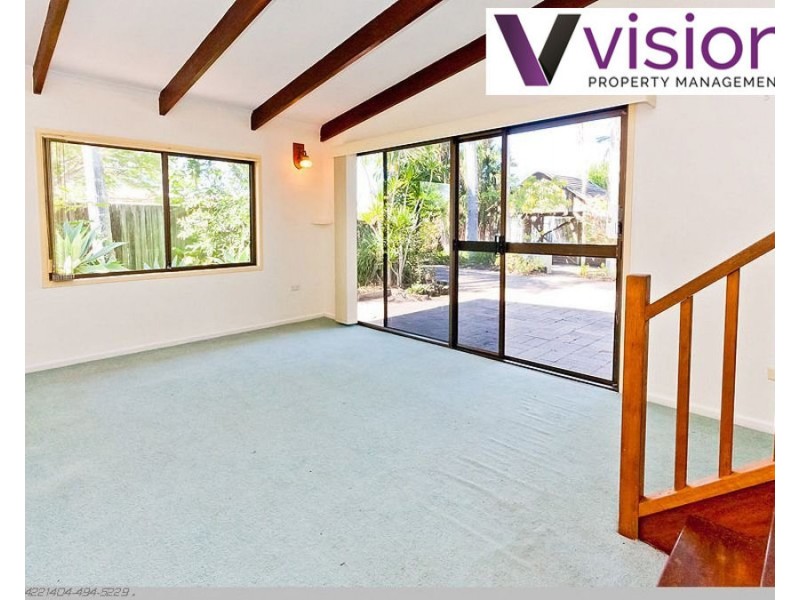 8 Crescent Street, Urangan QLD 4655