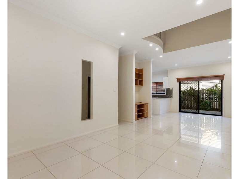2/243 Torquay Terrace, Torquay QLD 4655