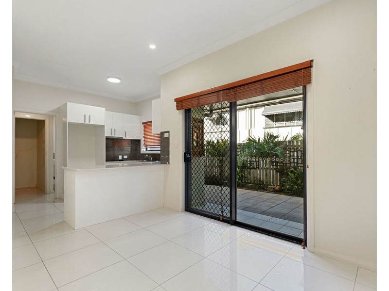 2/243 Torquay Terrace, Torquay QLD 4655
