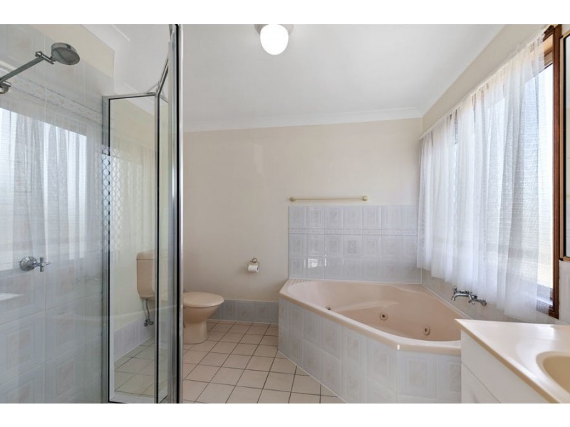 10 Acacia Street, Point Vernon QLD 4655