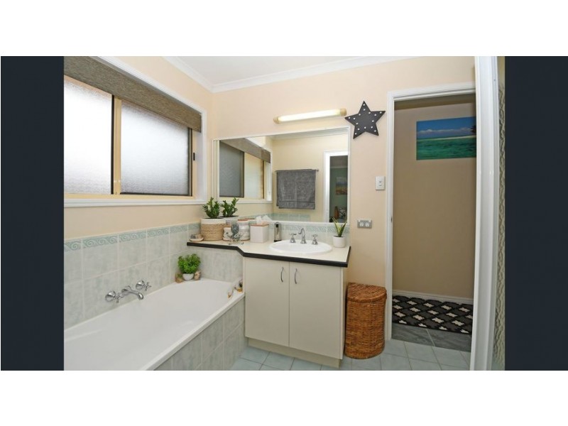 17 Brolga Court, Eli Waters QLD 4655