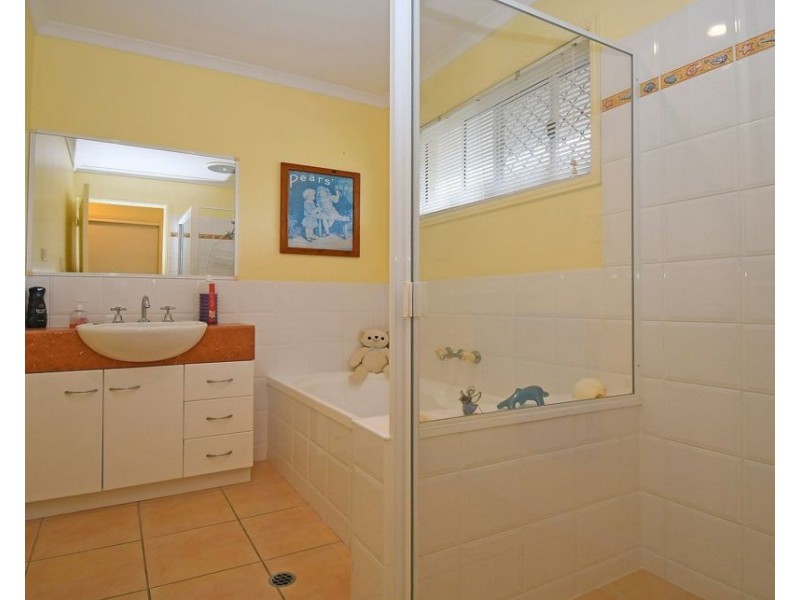 6 Figbird Close, Eli Waters QLD 4655