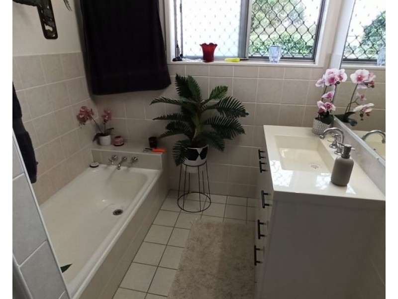 14 Robert Street, Torquay QLD 4655