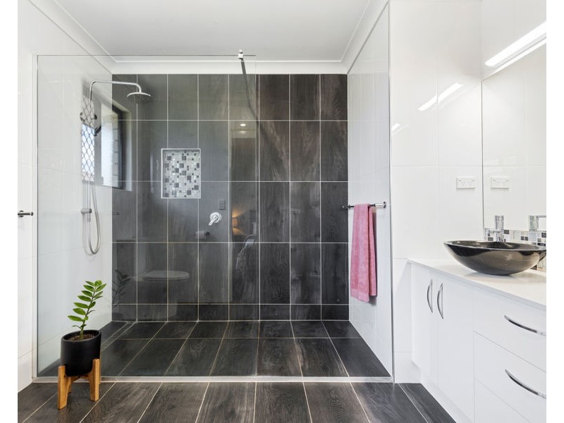 8 Border Court, Torquay QLD 4655