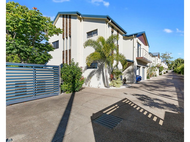 2/243 Torquay Terrace, Torquay QLD 4655