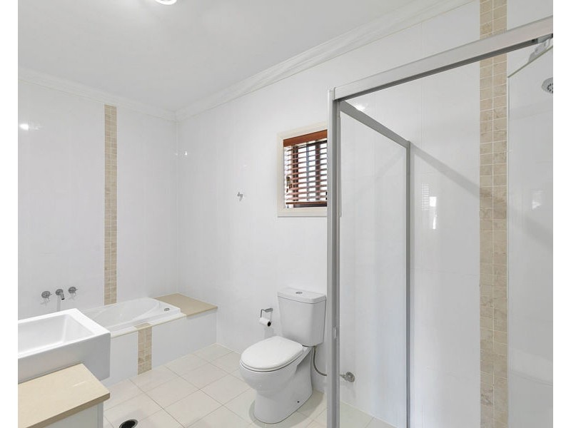 2/243 Torquay Terrace, Torquay QLD 4655