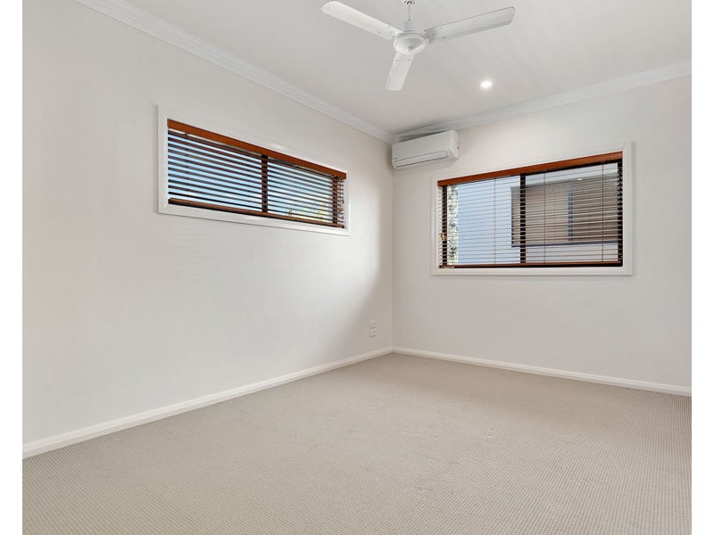 2/243 Torquay Terrace, Torquay QLD 4655