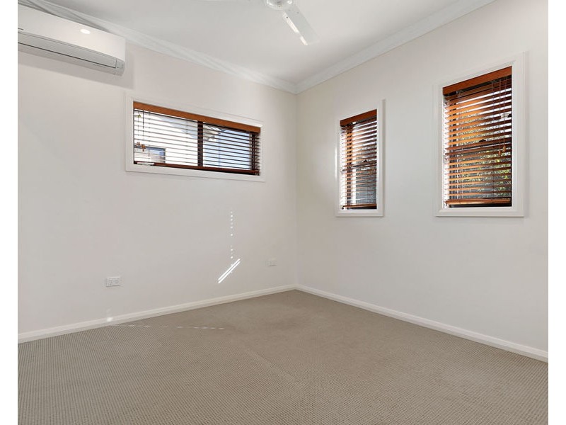 2/243 Torquay Terrace, Torquay QLD 4655