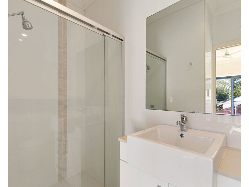 2/243 Torquay Terrace, Torquay QLD 4655