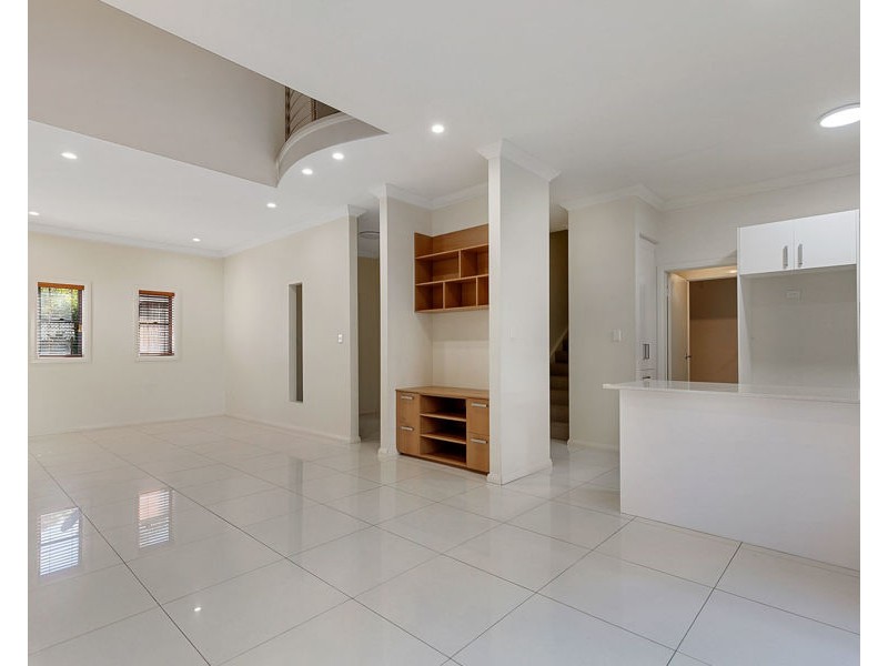 2/243 Torquay Terrace, Torquay QLD 4655