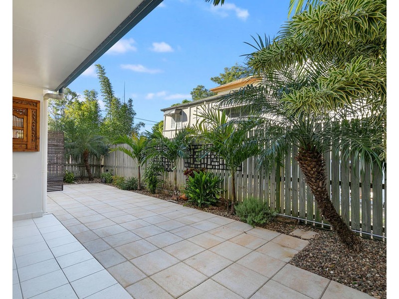 2/243 Torquay Terrace, Torquay QLD 4655