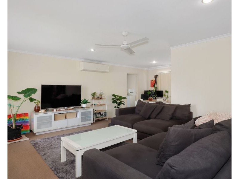 13 topaz Curcit, Urangan QLD 4655