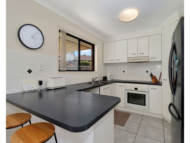 13 topaz Curcit, Urangan QLD 4655