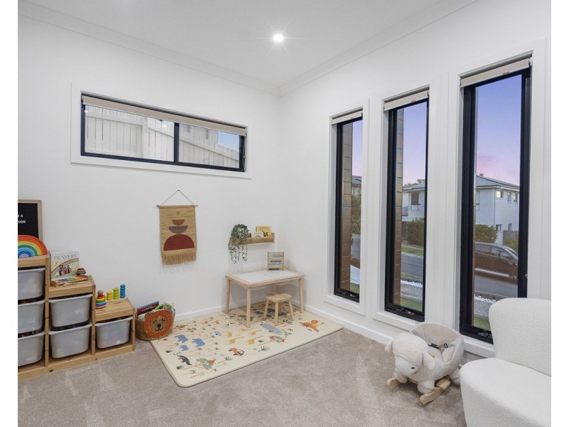 8 Sunshine Place, Eight Mile Plains QLD 4113