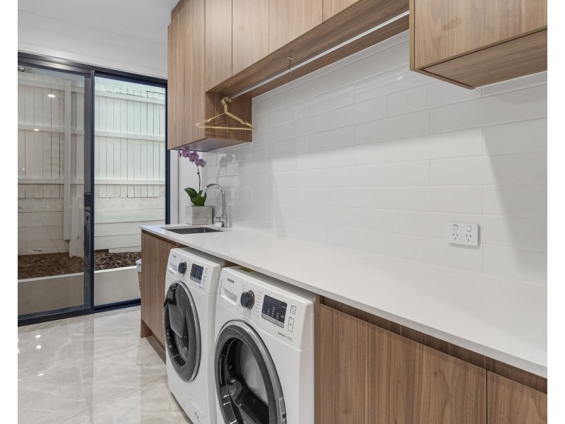 8 Sunshine Place, Eight Mile Plains QLD 4113