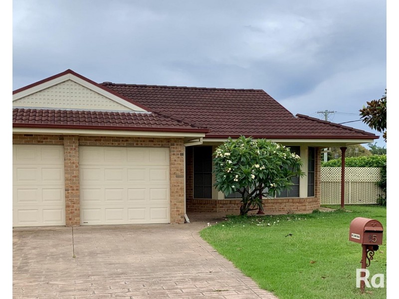 15 Oval Drive, Shoalhaven Heads NSW 2535
