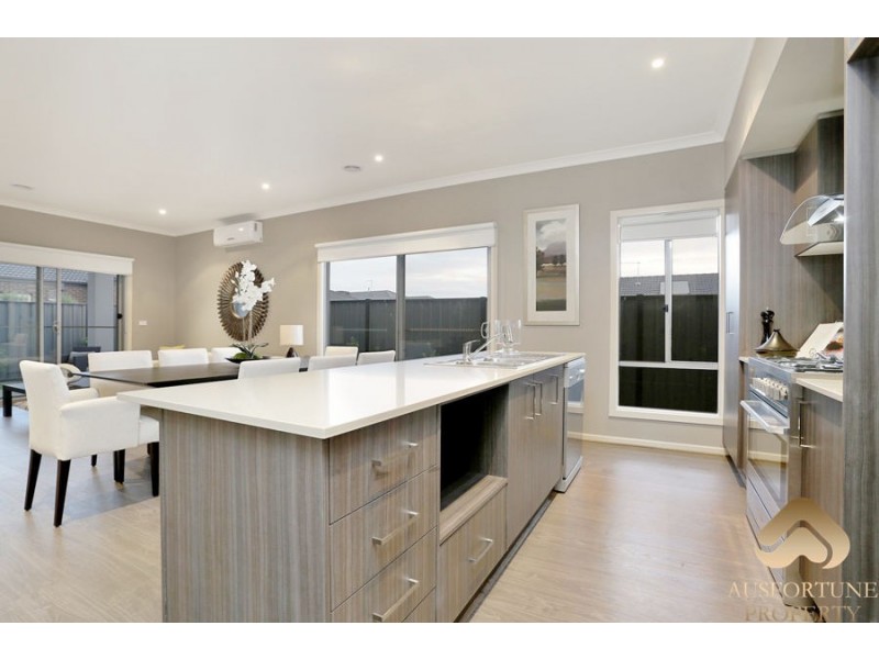 lot1009 Growling Grass Drive, Clyde North VIC 3978