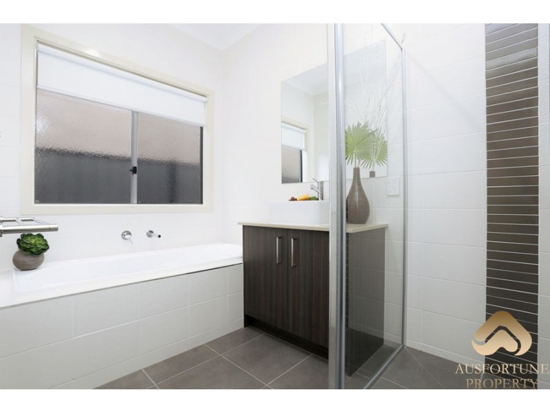 lot1009 Growling Grass Drive, Clyde North VIC 3978