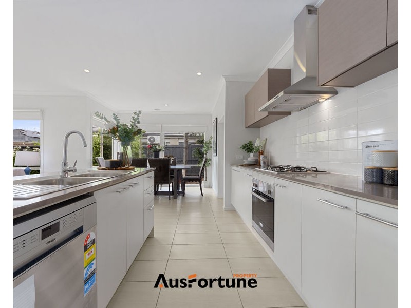 8 Pintail Street, Williams Landing VIC 3027