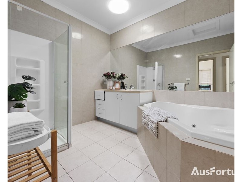 6/2 Sandlewood Lane, Point Cook VIC 3030