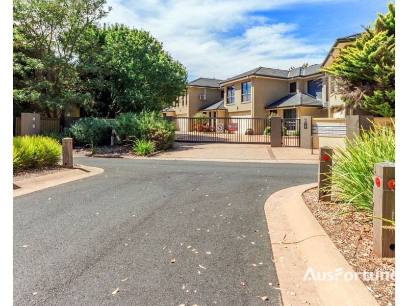 6/2 Sandlewood Lane, Point Cook VIC 3030